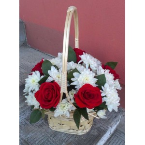 Корзина с  розами и хризантемой "Для тебя"